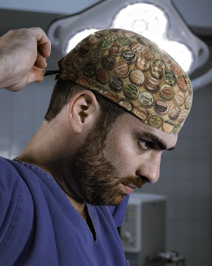 Dr. Thales colocando a touca cirúrgica antes de uma cirurgia